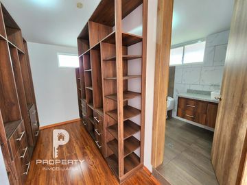 Casa POR ESTRENAR 300 m2 de terreno 3 dormitorios 6 parqueaderos Cashapamba Valle de los Chillos