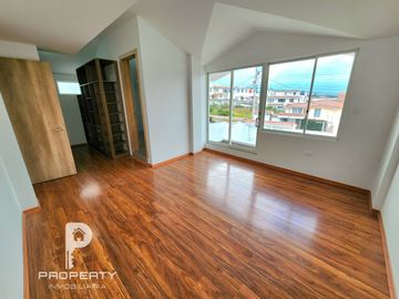 Casa POR ESTRENAR 300 m2 de terreno 3 dormitorios 6 parqueaderos Cashapamba Valle de los Chillos