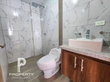 Casa POR ESTRENAR 300 m2 de terreno 3 dormitorios 6 parqueaderos Cashapamba Valle de los Chillos