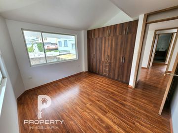 Casa POR ESTRENAR 300 m2 de terreno 3 dormitorios 6 parqueaderos Cashapamba Valle de los Chillos