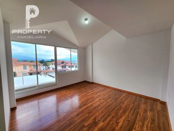 Casa POR ESTRENAR 300 m2 de terreno 3 dormitorios 6 parqueaderos Cashapamba Valle de los Chillos