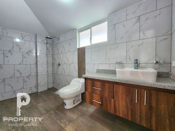 Casa POR ESTRENAR 300 m2 de terreno 3 dormitorios 6 parqueaderos Cashapamba Valle de los Chillos