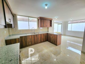 Casa POR ESTRENAR 300 m2 de terreno 3 dormitorios 6 parqueaderos Cashapamba Valle de los Chillos