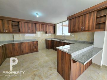 Casa POR ESTRENAR 300 m2 de terreno 3 dormitorios 6 parqueaderos Cashapamba Valle de los Chillos