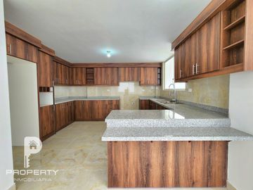 Casa POR ESTRENAR 300 m2 de terreno 3 dormitorios 6 parqueaderos Cashapamba Valle de los Chillos
