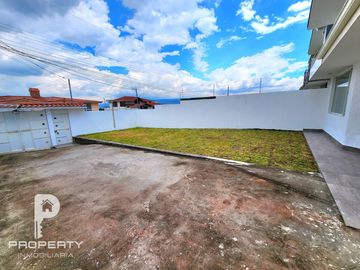 Casa POR ESTRENAR 300 m2 de terreno 3 dormitorios 6 parqueaderos Cashapamba Valle de los Chillos