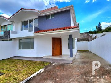 Casa POR ESTRENAR 300 m2 de terreno 3 dormitorios 6 parqueaderos Cashapamba Valle de los Chillos