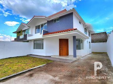 Casa POR ESTRENAR 300 m2 de terreno 3 dormitorios 6 parqueaderos Cashapamba Valle de los Chillos