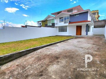 Casa POR ESTRENAR 300 m2 de terreno 3 dormitorios 6 parqueaderos Cashapamba Valle de los Chillos