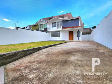 Casa POR ESTRENAR 300 m2 de terreno 3 dormitorios 6 parqueaderos Cashapamba Valle de los Chillos