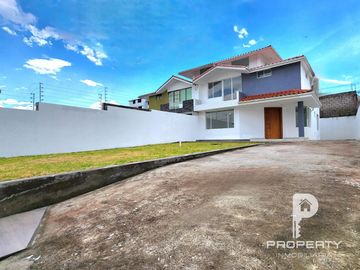 Casa POR ESTRENAR 300 m2 de terreno 3 dormitorios 6 parqueaderos Cashapamba Valle de los Chillos