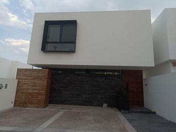 CASA EN VENTA CON MUCHA LUZ Y GRANDES ESPACIOS.