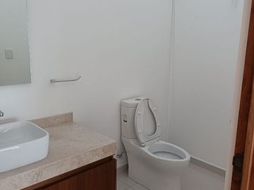 CASA EN VENTA CON MUCHA LUZ Y GRANDES ESPACIOS.