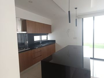 CASA EN VENTA CON MUCHA LUZ Y GRANDES ESPACIOS.