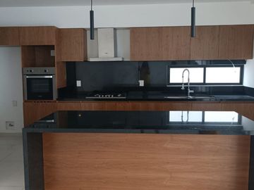 CASA EN VENTA CON MUCHA LUZ Y GRANDES ESPACIOS.