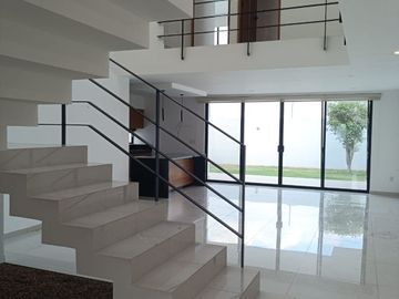 CASA EN VENTA CON MUCHA LUZ Y GRANDES ESPACIOS.