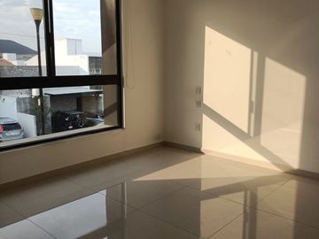 CASA EN VENTA CON MUCHA LUZ Y GRANDES ESPACIOS.