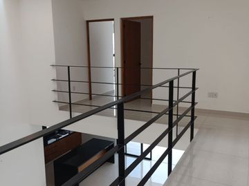 CASA EN VENTA CON MUCHA LUZ Y GRANDES ESPACIOS.
