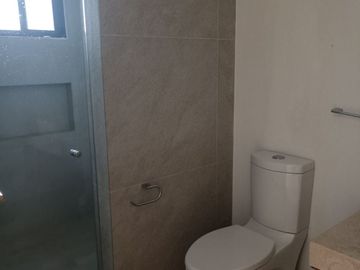 CASA EN VENTA CON MUCHA LUZ Y GRANDES ESPACIOS.