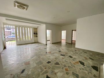 SE VENDE CASA NORTE, PERMITE CONSTRUCCIÓN DE EDIFICIO