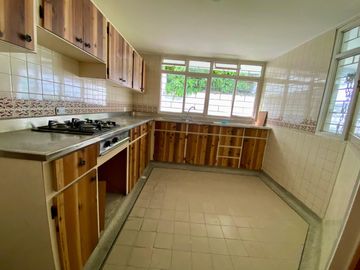 SE VENDE CASA NORTE, PERMITE CONSTRUCCIÓN DE EDIFICIO