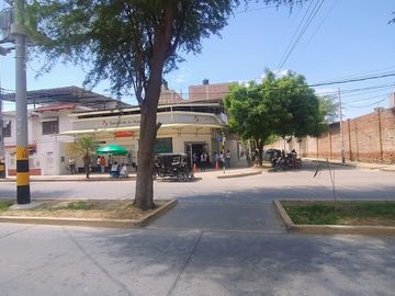 AMPLIA CASA EN VENTA EN URBANIZACON MIRAFLORES  -  AV CAYETANO HEREDIA. - CASTILLA - PIURA