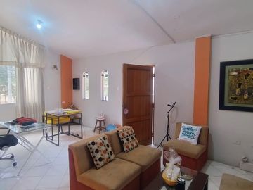 AMPLIA CASA EN VENTA EN URBANIZACON MIRAFLORES  -  AV CAYETANO HEREDIA. - CASTILLA - PIURA