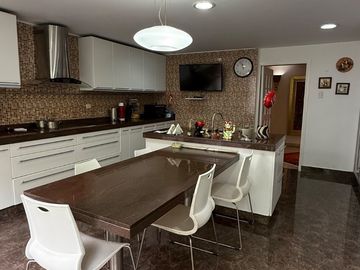 ESPECTACULAR CASA CON PISCINA EN LA MEJOR ZONA RESIDENCIAL DE SAN ISIDRO