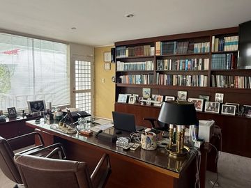 ESPECTACULAR CASA CON PISCINA EN LA MEJOR ZONA RESIDENCIAL DE SAN ISIDRO