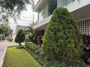 ESPECTACULAR CASA CON PISCINA EN LA MEJOR ZONA RESIDENCIAL DE SAN ISIDRO