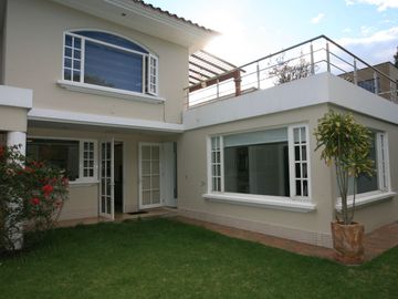 VIVIENDA DE ALTO STANDING CON AMPLIAS ÁREAS SOCIALES Y SEGURIDAD TOTAL