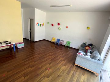 EN PRIMER PISO Vive a pasos del Colegio La Recoleta y del Club El Bosque