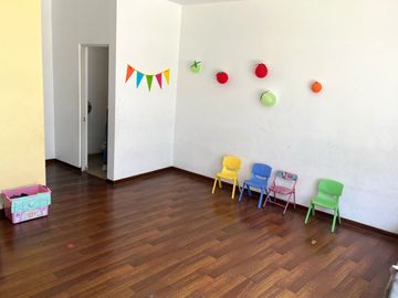 EN PRIMER PISO Vive a pasos del Colegio La Recoleta y del Club El Bosque