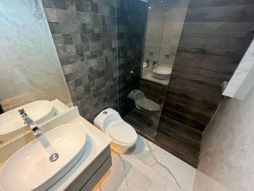 EN PRIMER PISO Vive a pasos del Colegio La Recoleta y del Club El Bosque