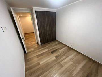 EN PRIMER PISO Vive a pasos del Colegio La Recoleta y del Club El Bosque