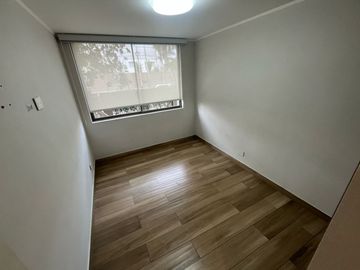 EN PRIMER PISO Vive a pasos del Colegio La Recoleta y del Club El Bosque