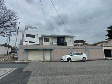 🏡 ¡Descubre tu nuevo hogar en  Urdesa! 🌿