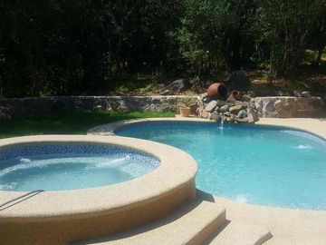 EXCLUSIVA PARCELA CON CASA, PISCINA Y CLUB HOUSE