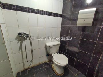 Leon Propiedades vende derechos de llave de Local comercial en Avenida O’Higgins, Curacaví.