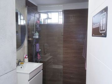 Casa Remodelada En La Reina, Cercana A Metro Y Plaza Egaña