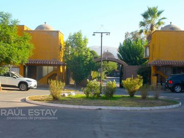 VENDEMOS casa en exclusivo Condominio