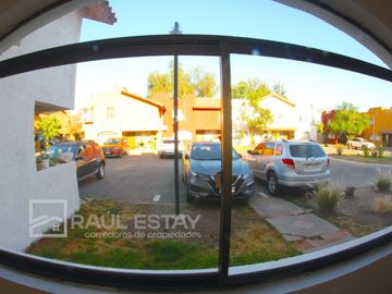 VENDEMOS casa en exclusivo Condominio