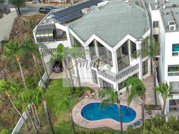 Residencia en venta La Escondida, zona Contry.