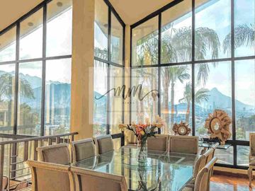 Residencia en venta La Escondida, zona Contry.