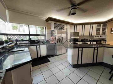 Residencia en venta La Escondida, zona Contry.