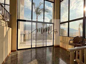 Residencia en venta La Escondida, zona Contry.
