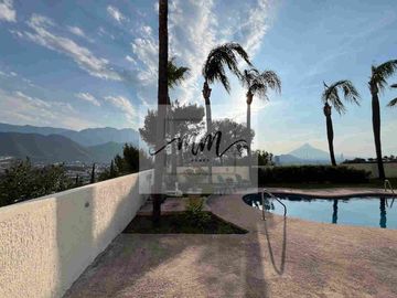 Residencia en venta La Escondida, zona Contry.