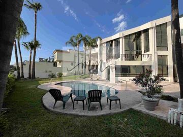Residencia en venta La Escondida, zona Contry.