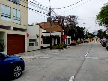 DUPLEX BONITO Y AMPLIO. 3 AÑOS DE USO ASCENSOR DIRECTO 9.2.3.1.8.2.3----.
