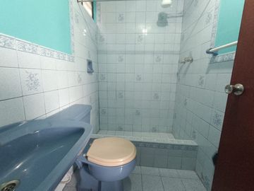 Se alquila habitación con baño en San Martin de Porres